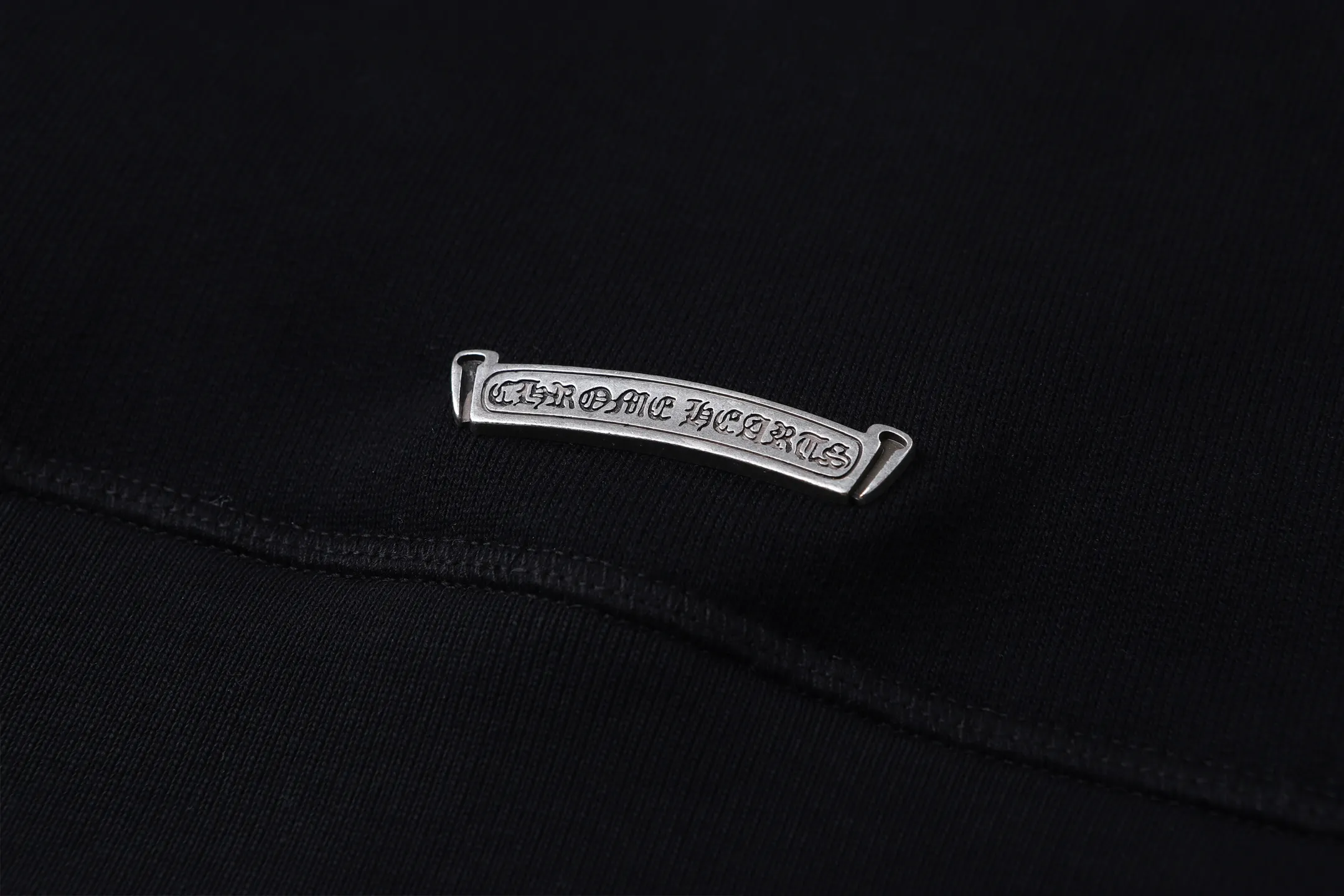 P450 Chrome Hearts 25SS leather cross half-zip long-sleeved sweatshirt ●Authentic product purchased and developed by 22719 ●480g linen-feel combed cotton fabric ●430g 1*1 matching high-end brand rib ●Fabric fermentation ●Template embroidery ●Customized 1:1 leather ●Customized 1:1 back label ●Customized 1:1 zipper ●Customized 1:1 trademark ●Fit version ●Size: S M L XL ●Model number: 2013/4B#10